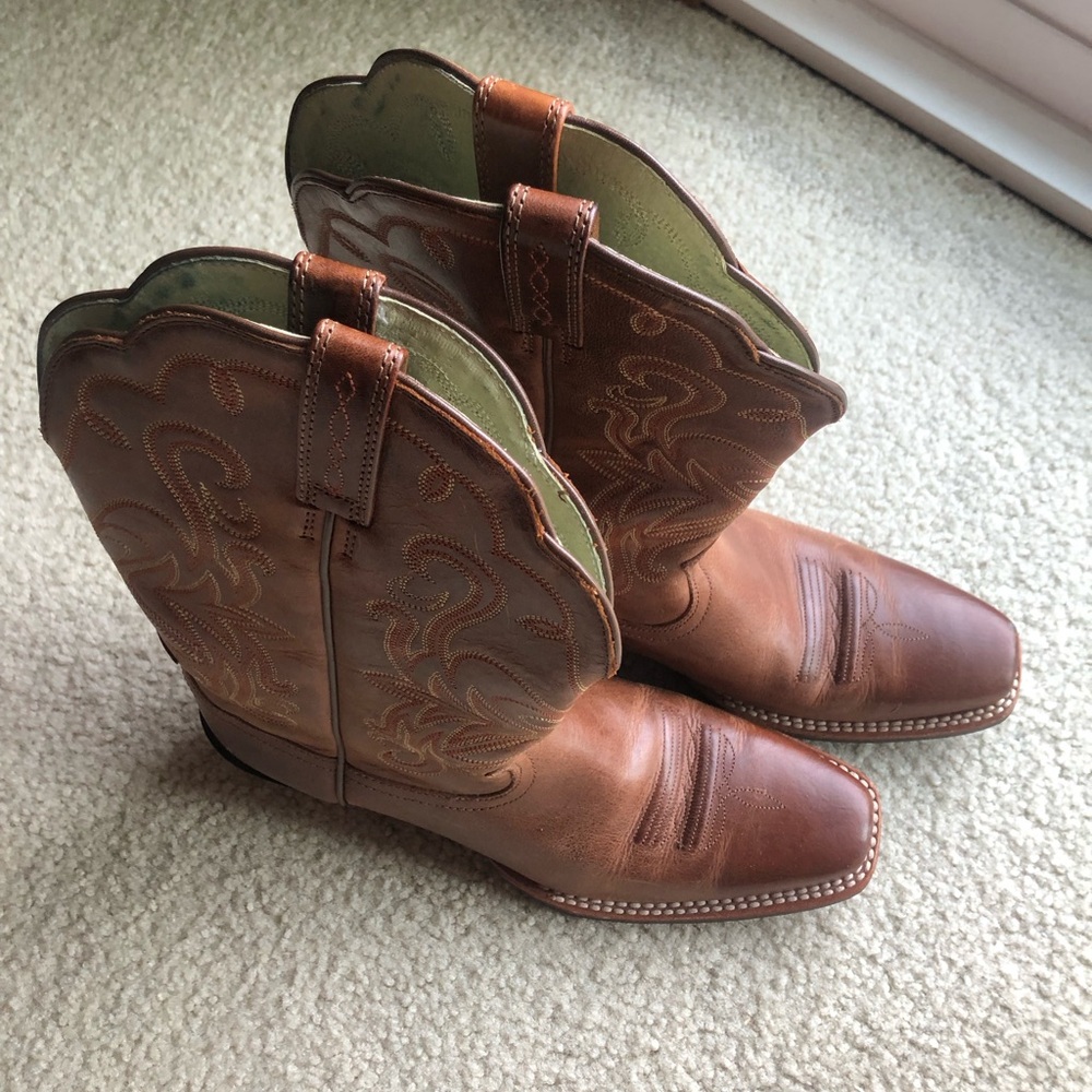 Like new Ariat size 9 boots- barely worn